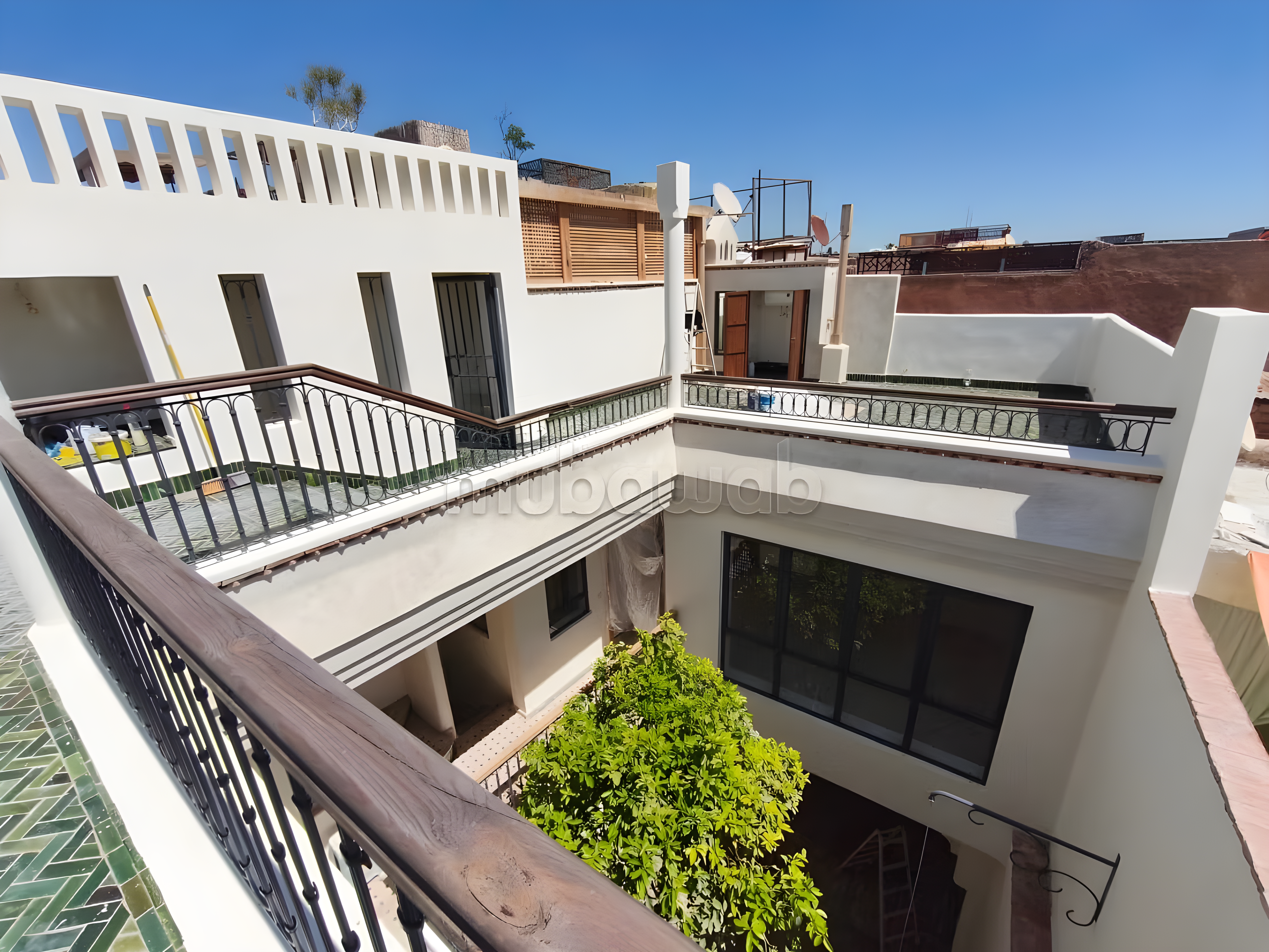 Courtyard view in Arset Ben Chebli guesthouse with a central tree.