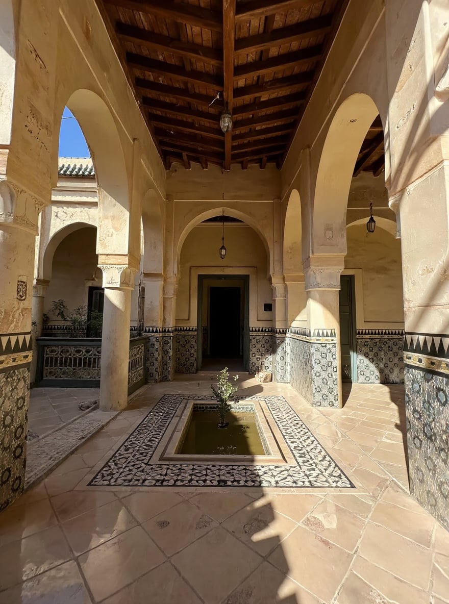 Très beau riad à vendre à Essebtiyen. 8 belles chambres. Salon avec décoration marocaine