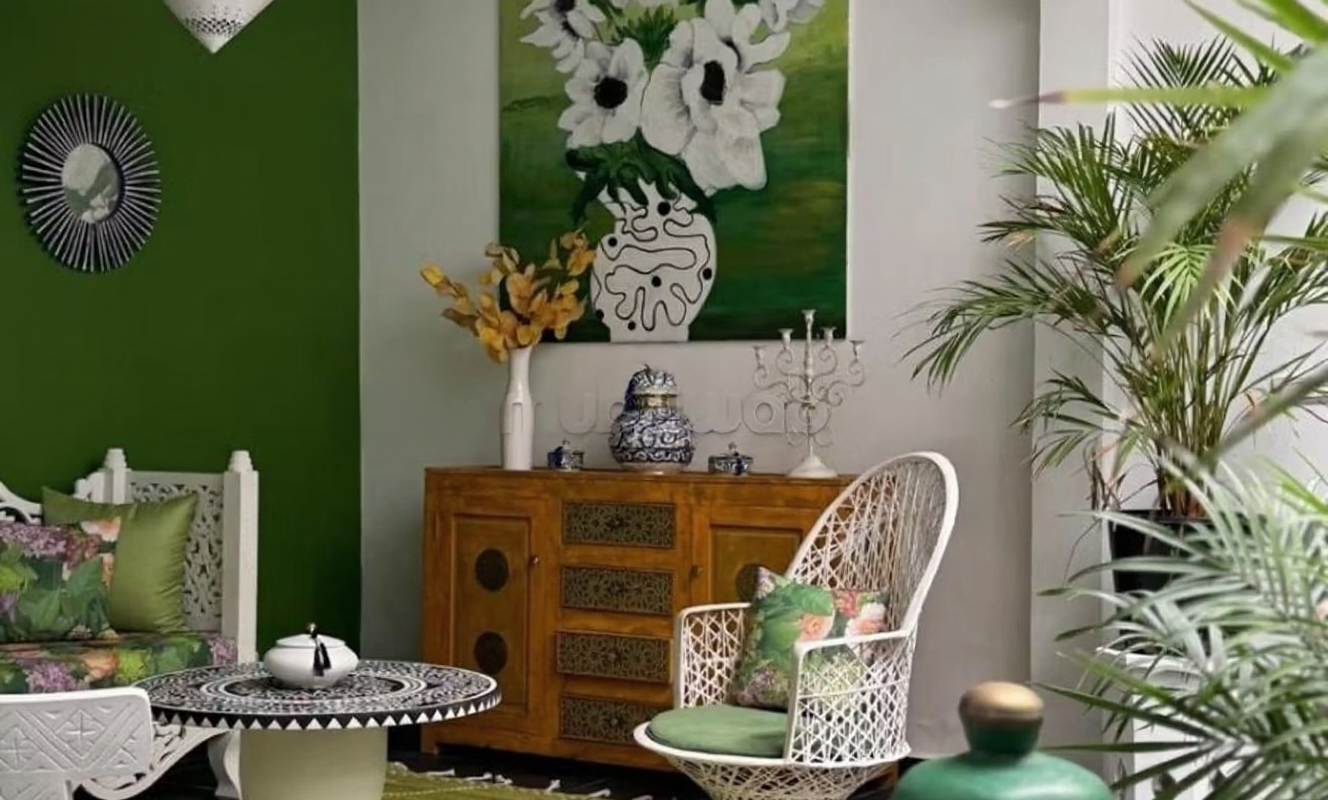 Moroccan salon in a Kennaria riad with green decor and indoor plants.