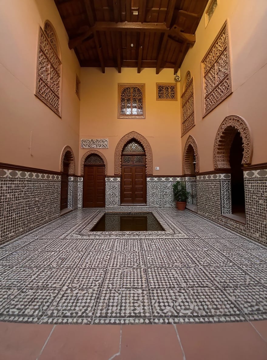 Riad à vendre à Derb Bomba Bab Doukala. 8 pièces confortables. Salon marocain traditionnel